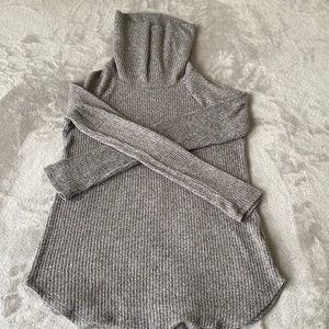 Gray soft turtle neck.